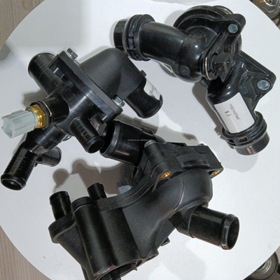 Changan Ford Fiesta V 1.3L 01-08 2S6G8250A1B Flange de refrigerante com montagem de carro em preto