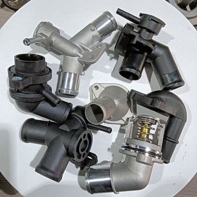 Changan Ford Fiesta V 1.3L 01-08 2S6G8250A1B Flange de refrigerante com montagem de carro em preto